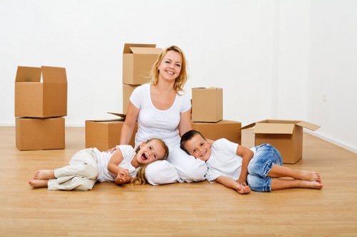 Flat moving support with careful handling of belongings